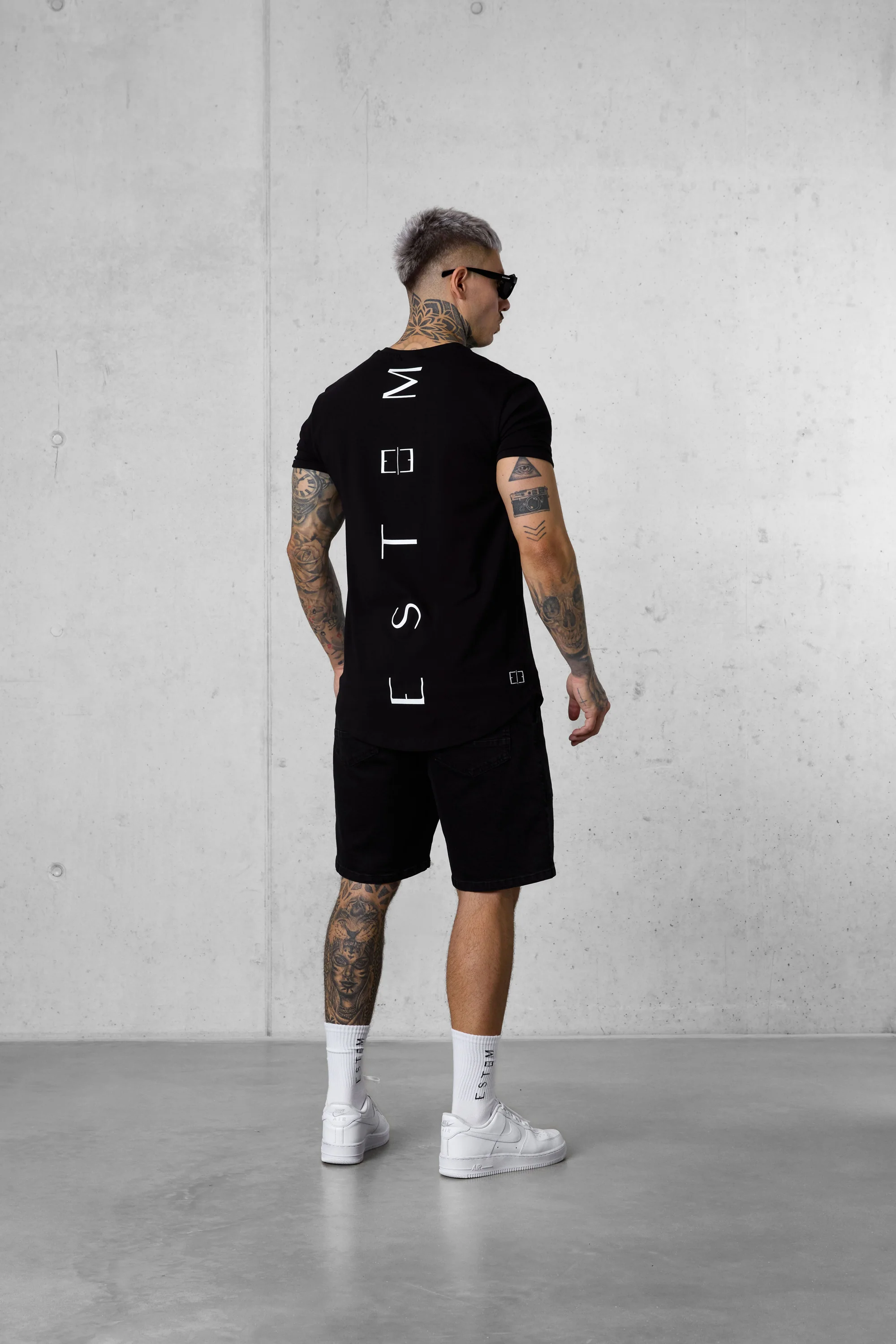BLACK VERTICAL TEE - Image 4