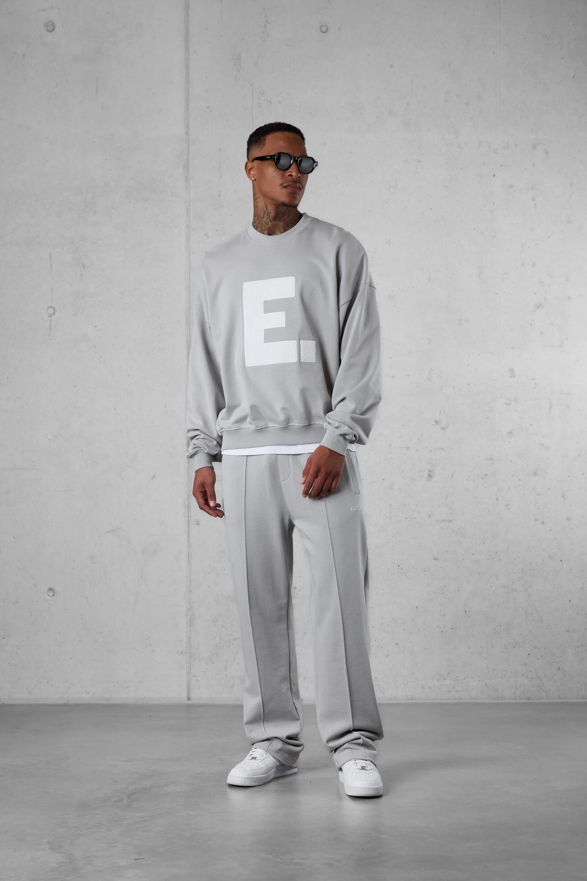 GREY E. STATEMENT APPLIQUÉ OVERSIZED SWEATER - Image 2
