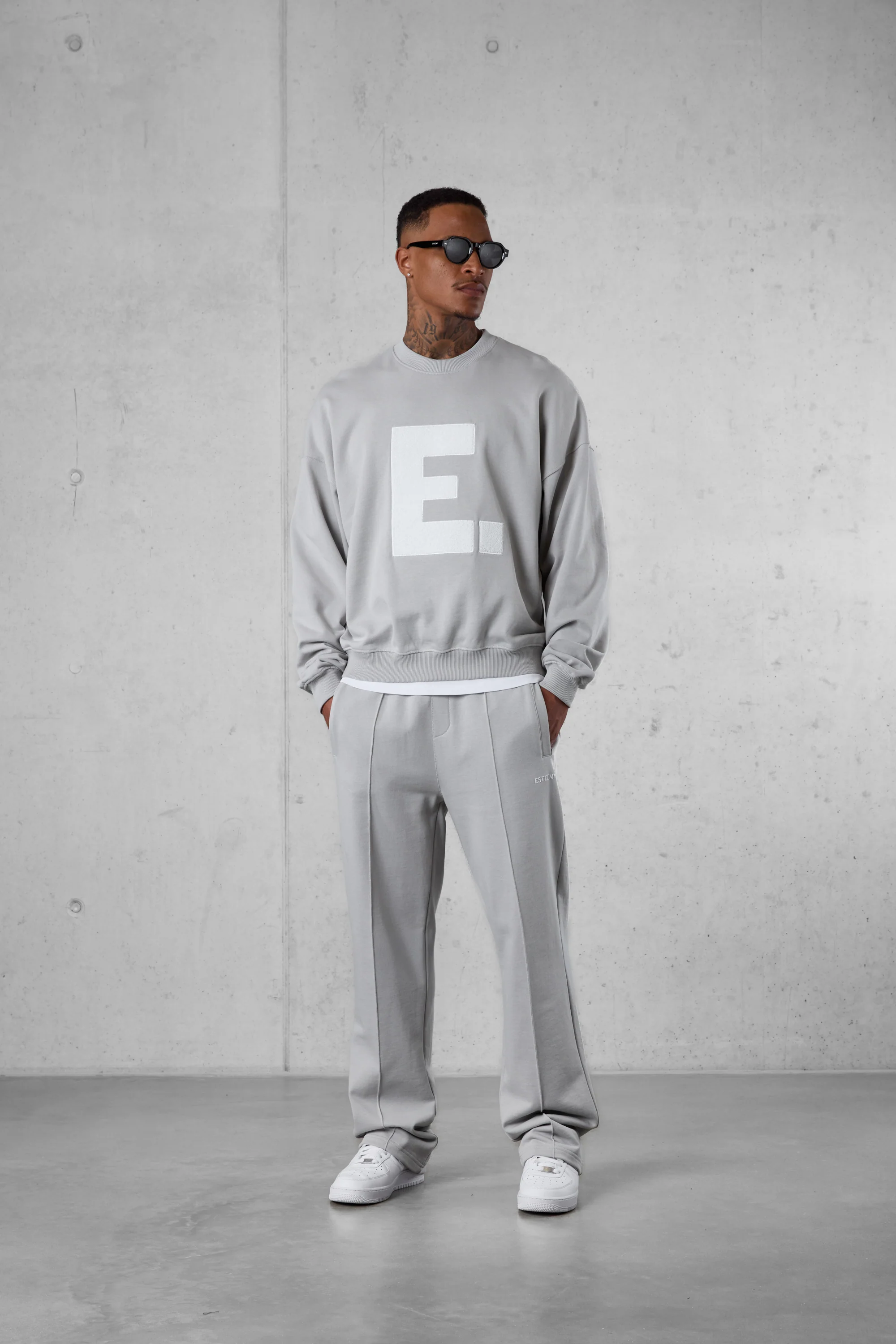 GREY E. STATEMENT APPLIQUÉ OVERSIZED SWEATER - Image 3