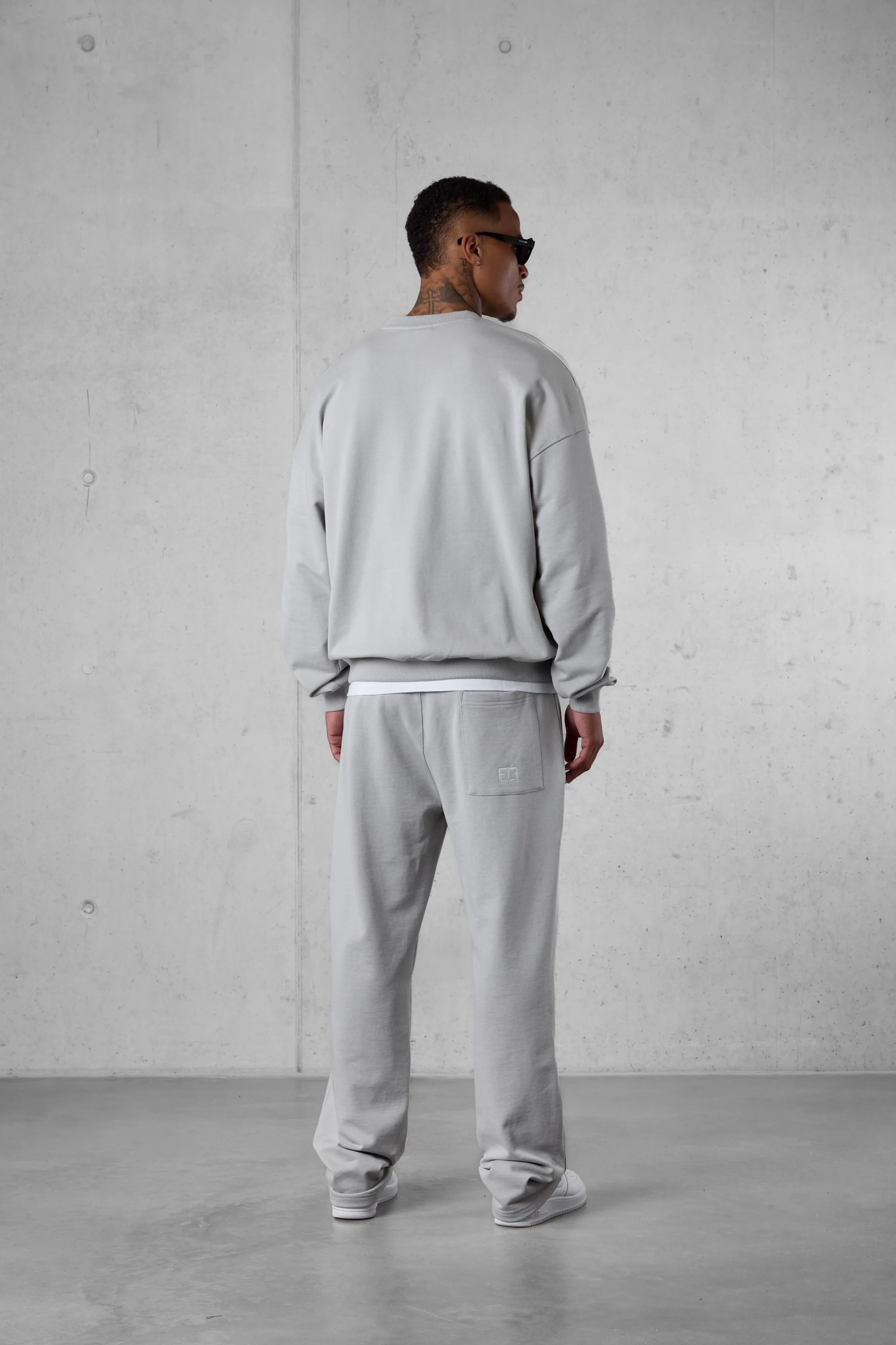 GREY E. STATEMENT APPLIQUÉ OVERSIZED SWEATER - Image 4