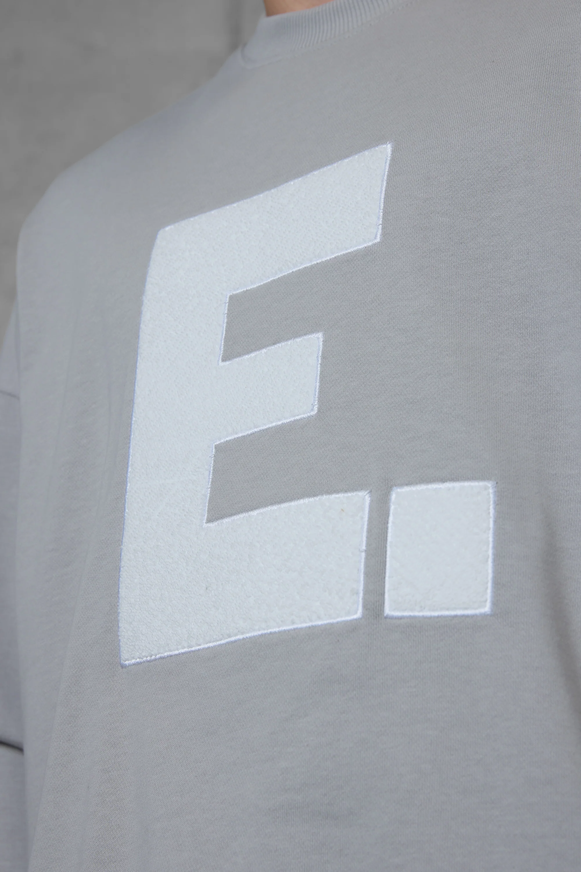 GREY E. STATEMENT APPLIQUÉ OVERSIZED SWEATER - Image 5