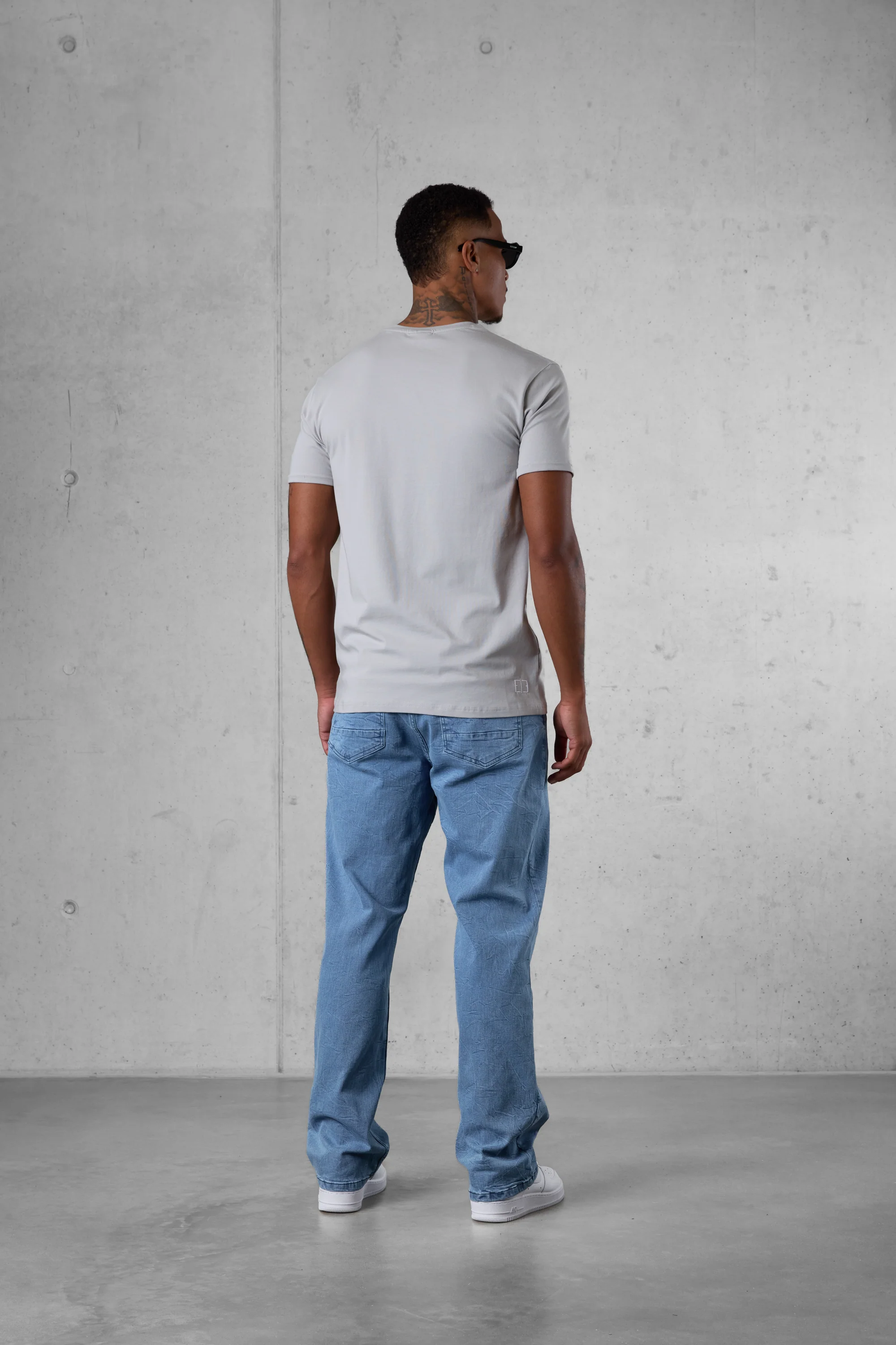 GREY E. STATEMENT TEE - Image 4