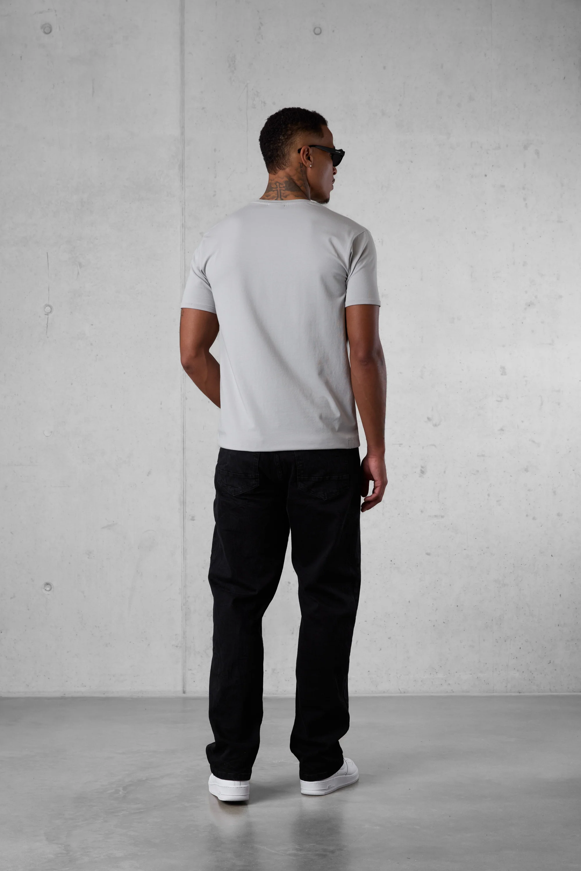 GREY ESSENTIAL TEE - Image 4