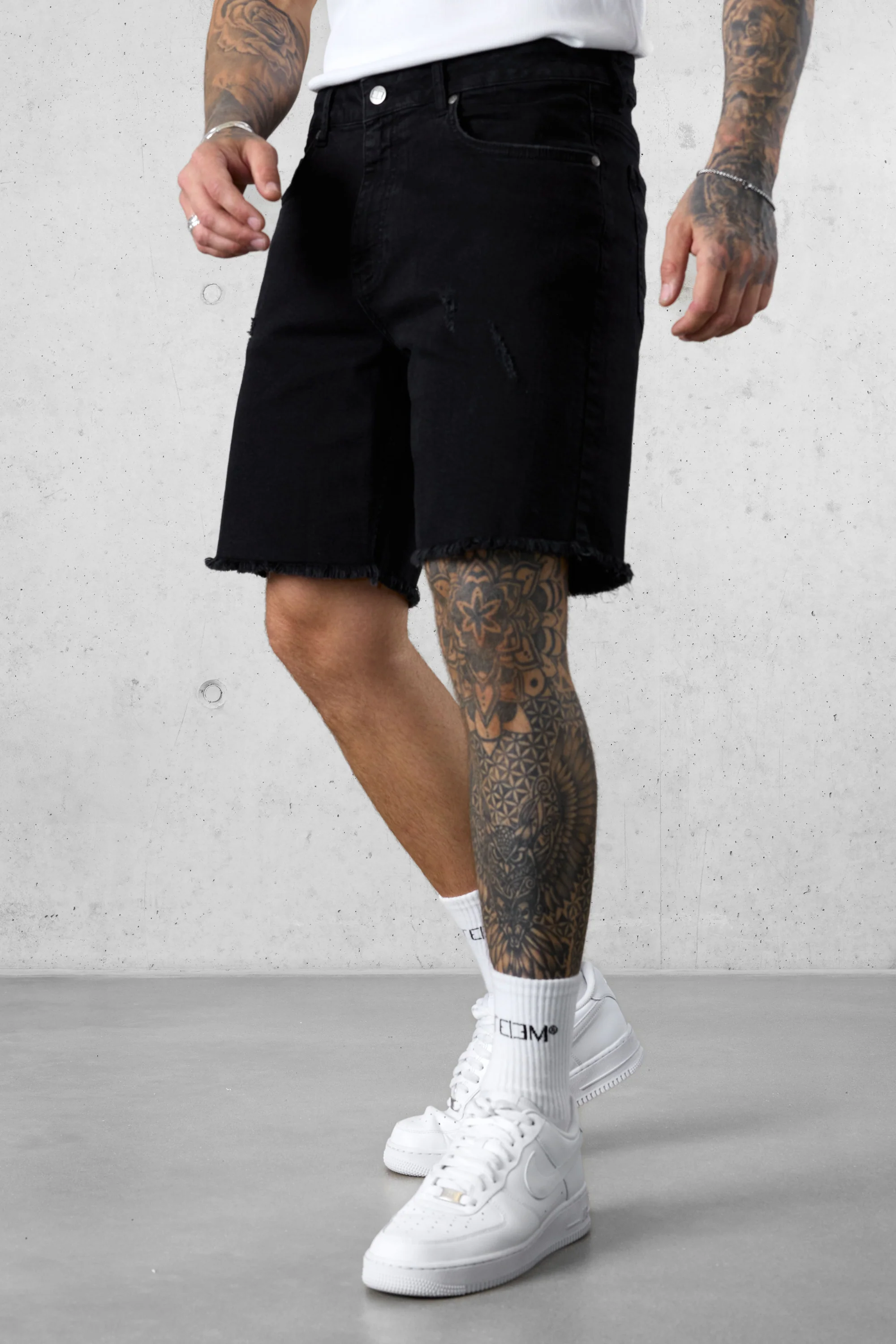 WASHED BLACK DISTRESSED JEANSSHORTS - Image 3