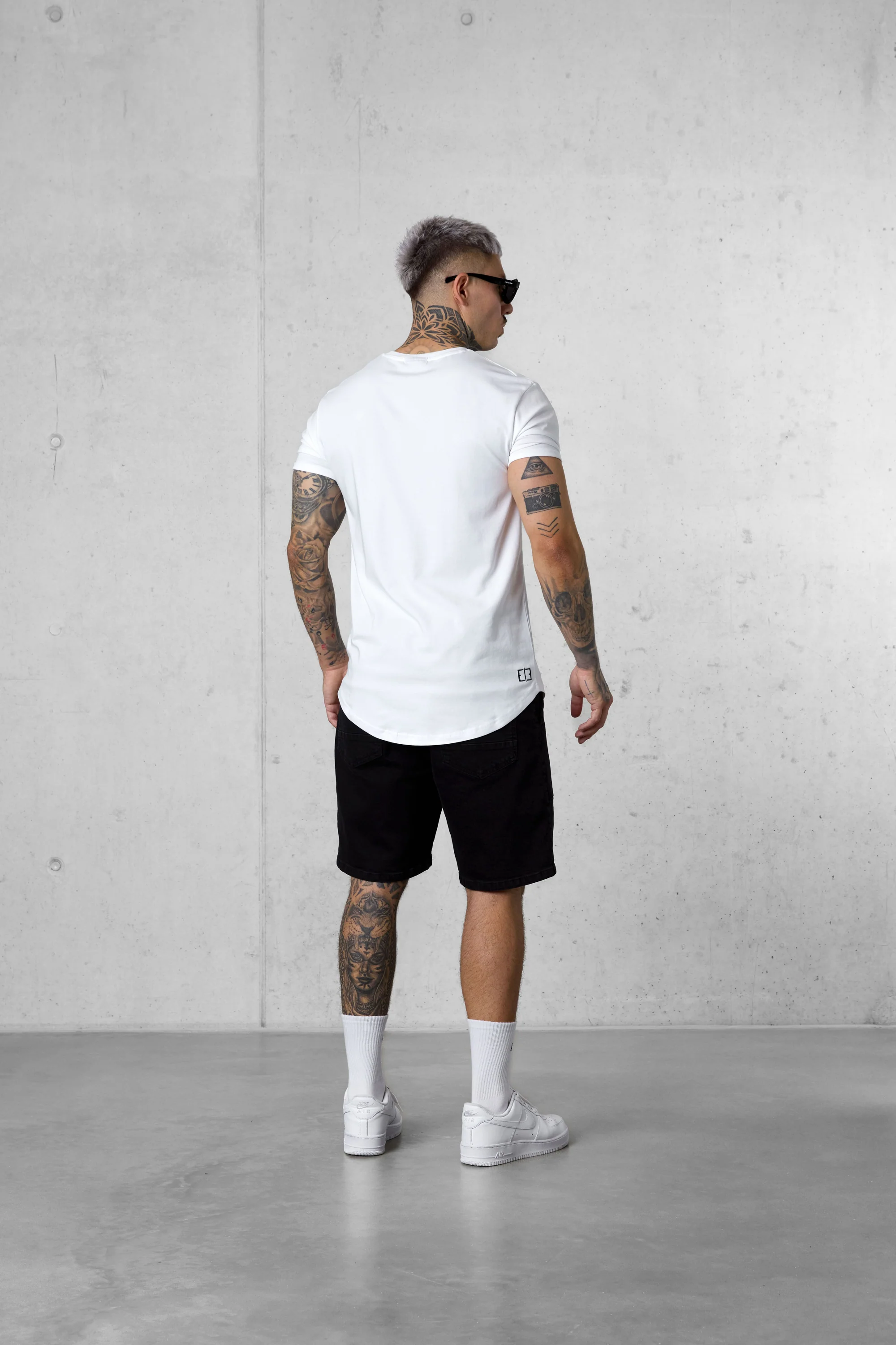 WHITE CHASING COASTLINES TEE - Image 4