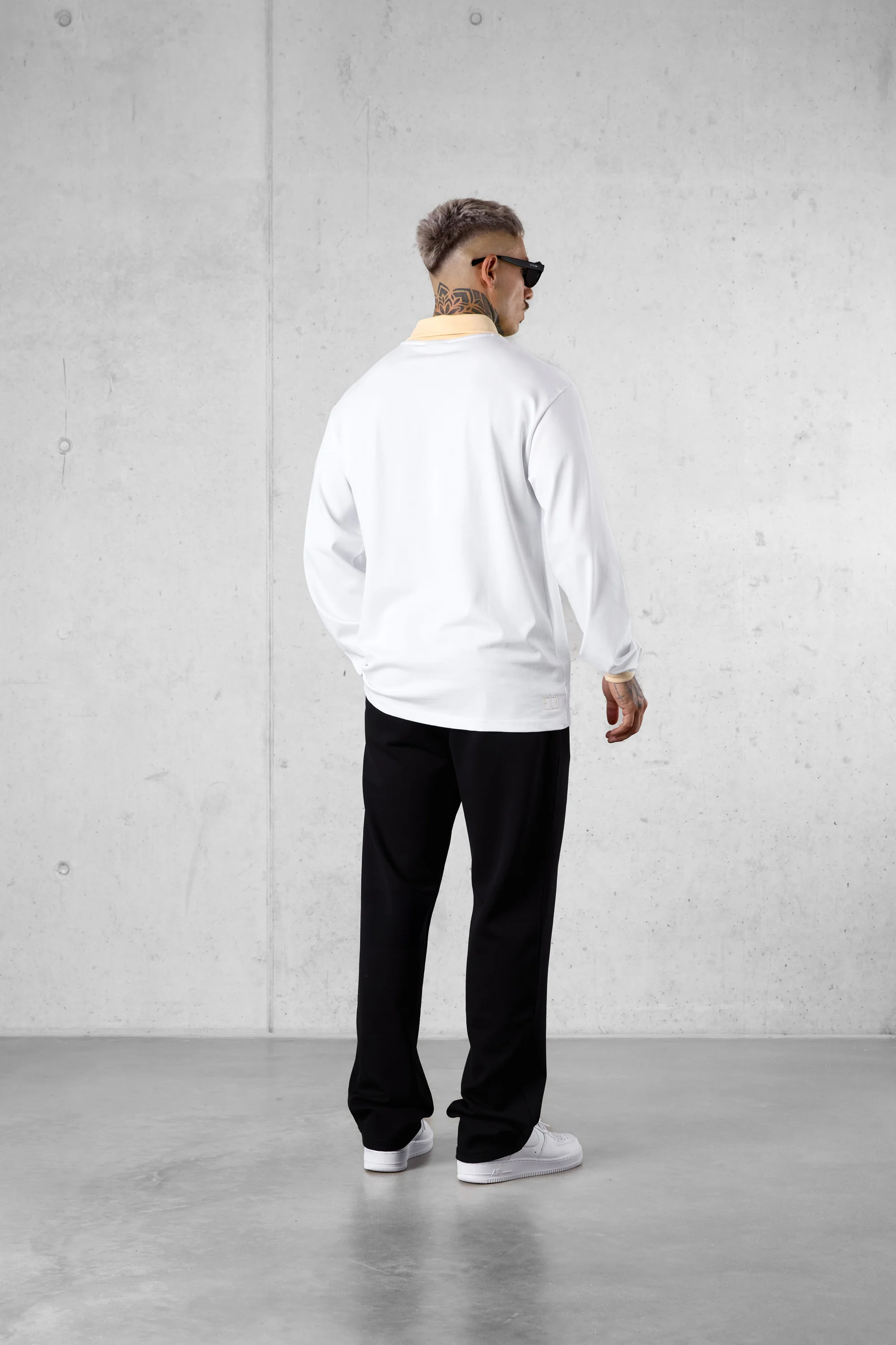 WHITE CREMEBRULEE V-NECK POLO LONGSLEEVE - Image 3