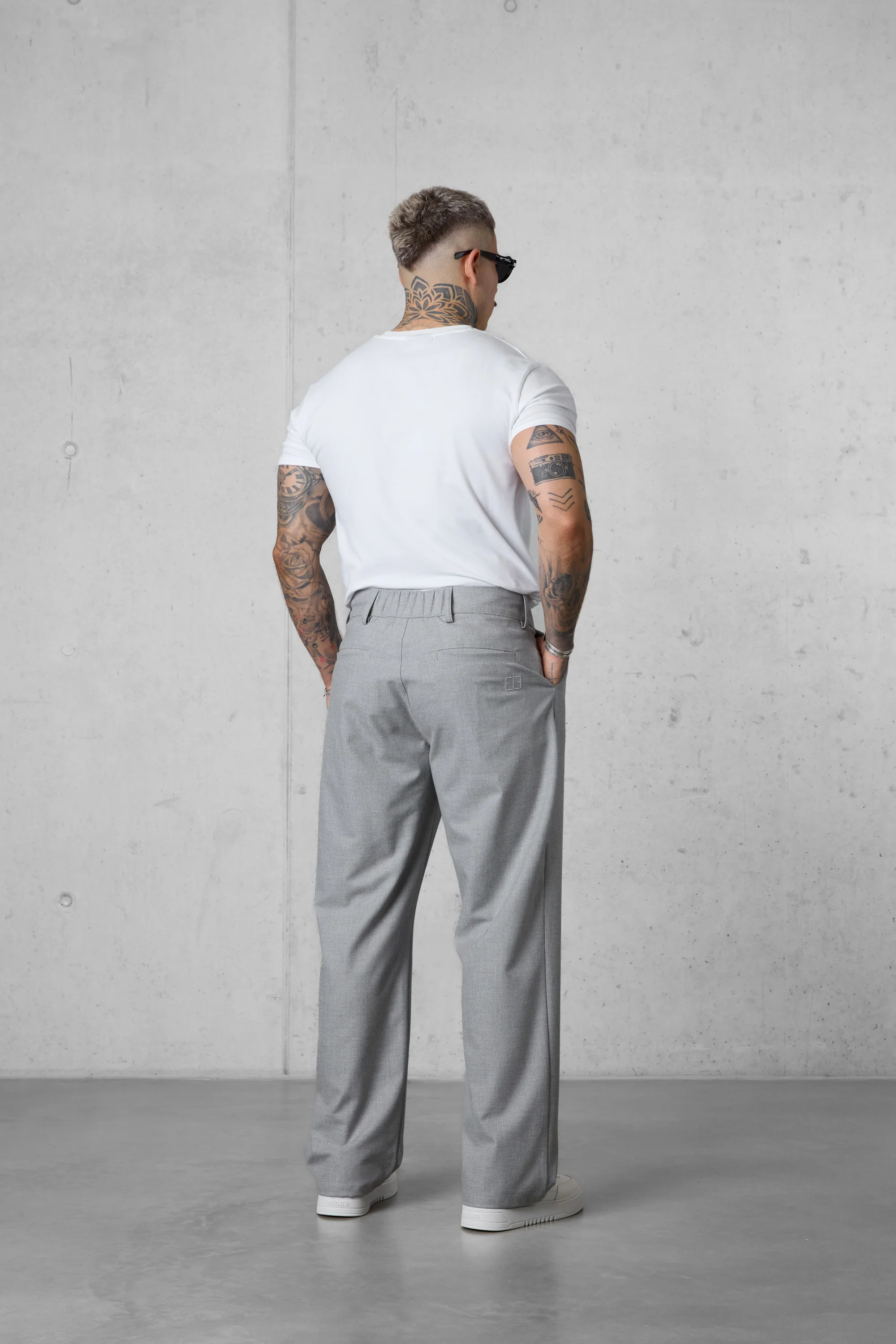WHITE LOOP LOGO TEE - Image 3