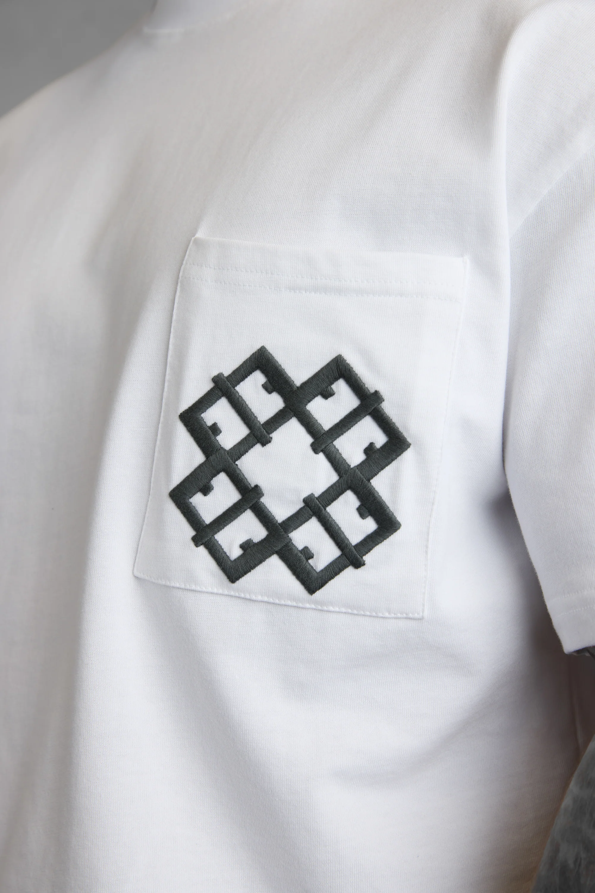 WHITE MONOGRAM REGULAR TEE - Image 2